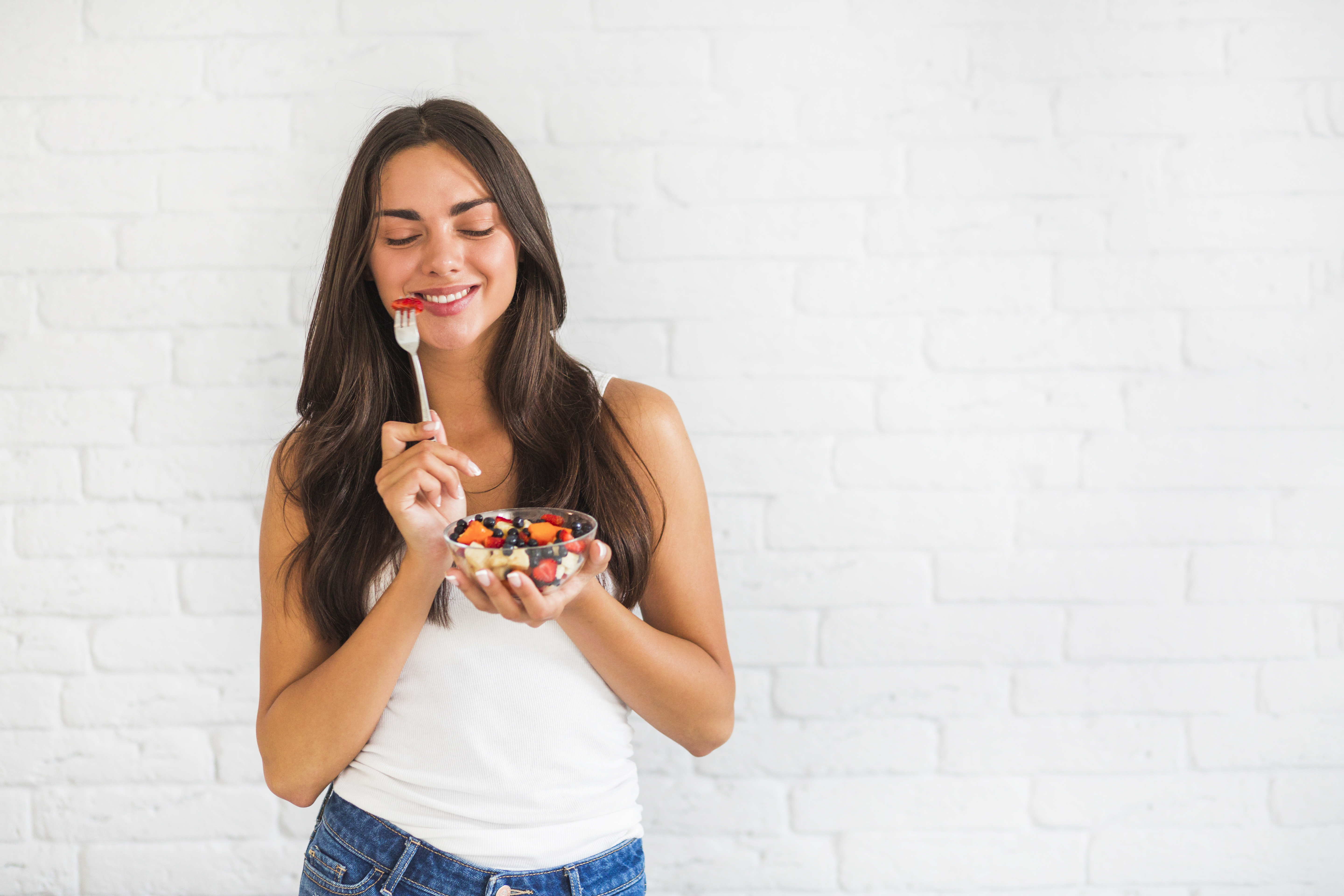 mulher comendo frutas