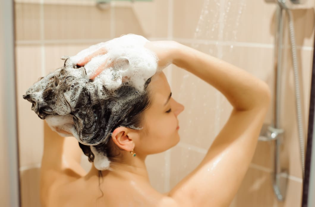 mulher-branca-usando-shampoo-para-cabelo-com-quimica