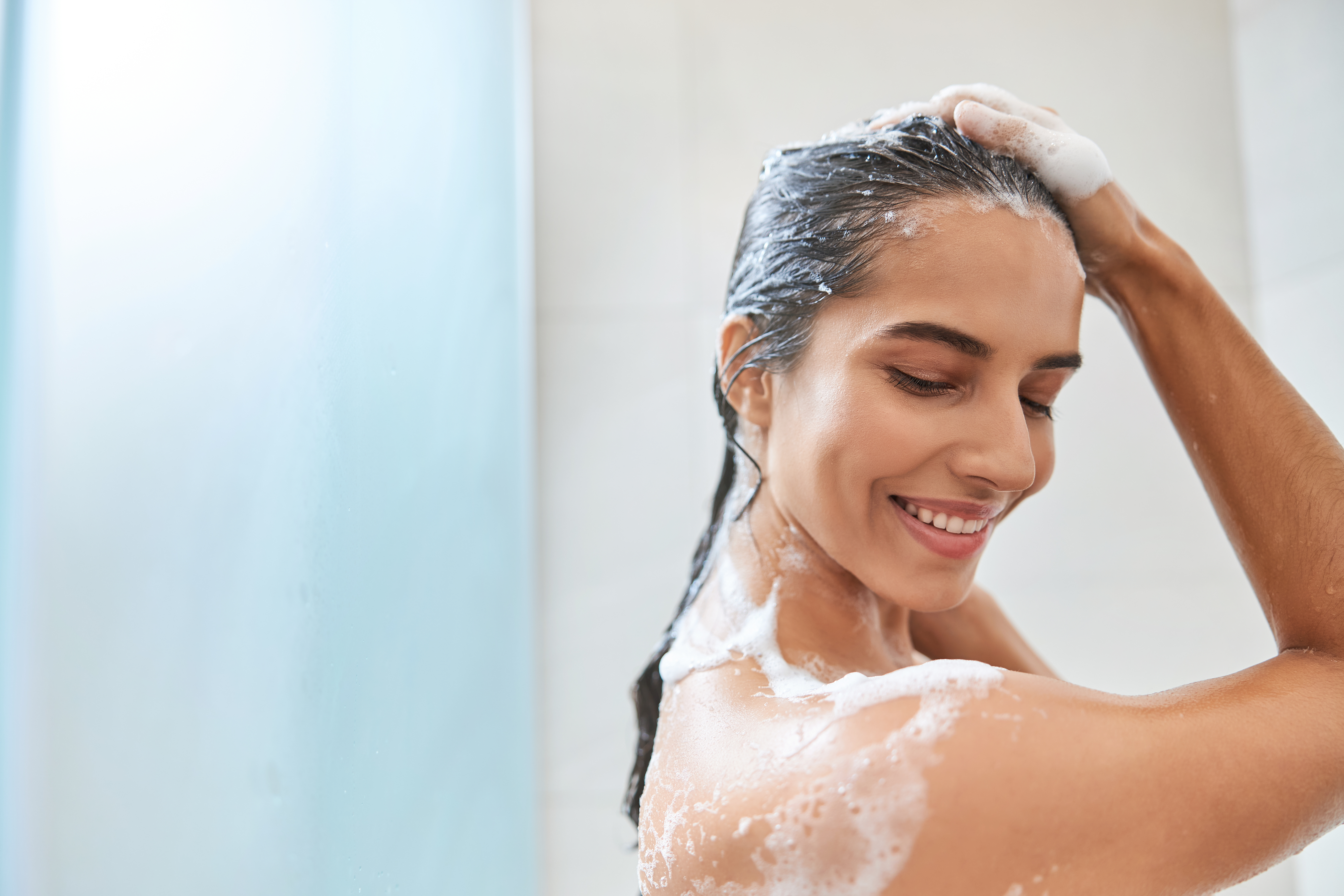 mulher lavando para cuidar do seu tipo de cabelo