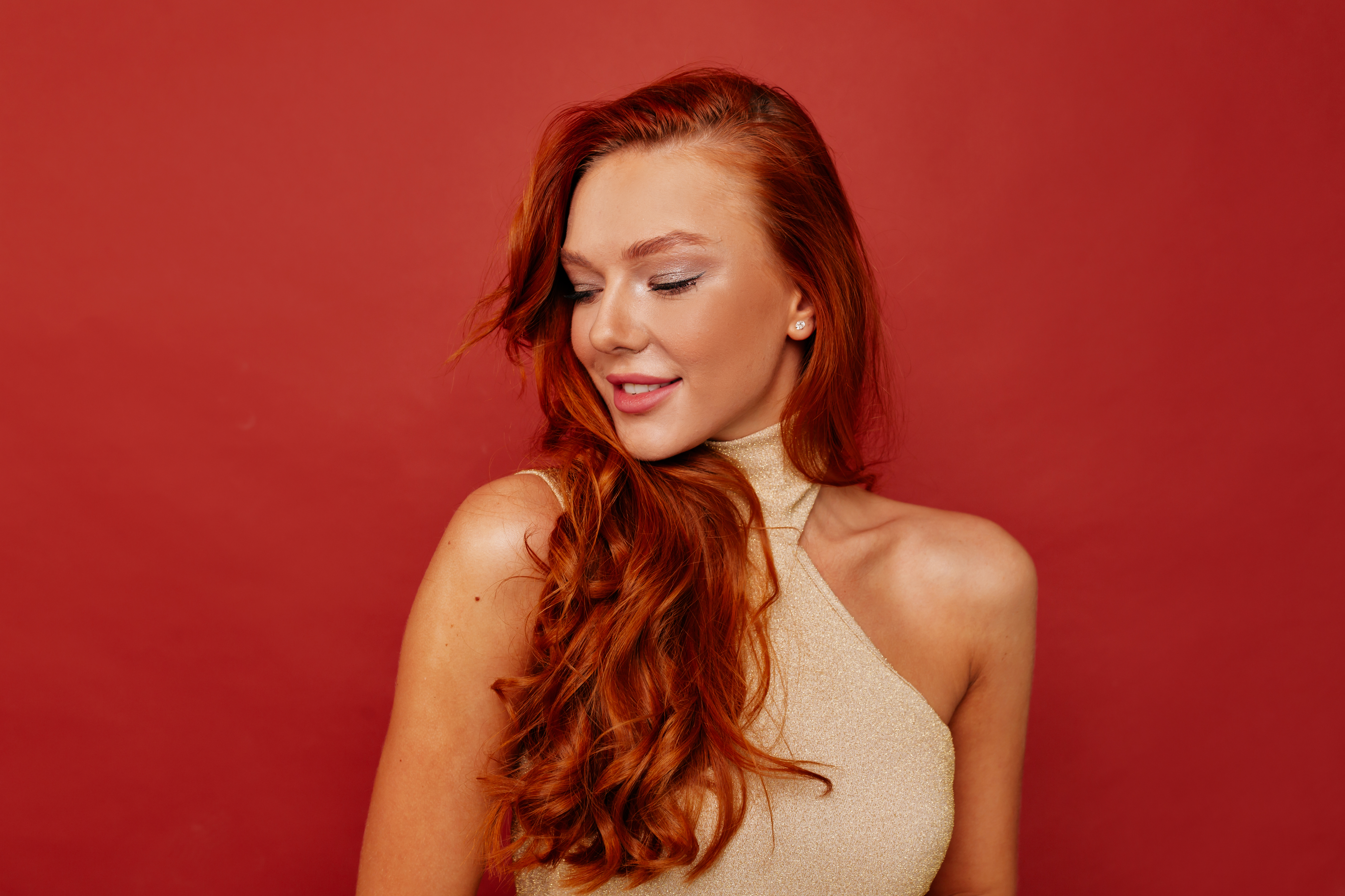 mulher jovem com o cabelo Ruivos acobreados e cherry hair