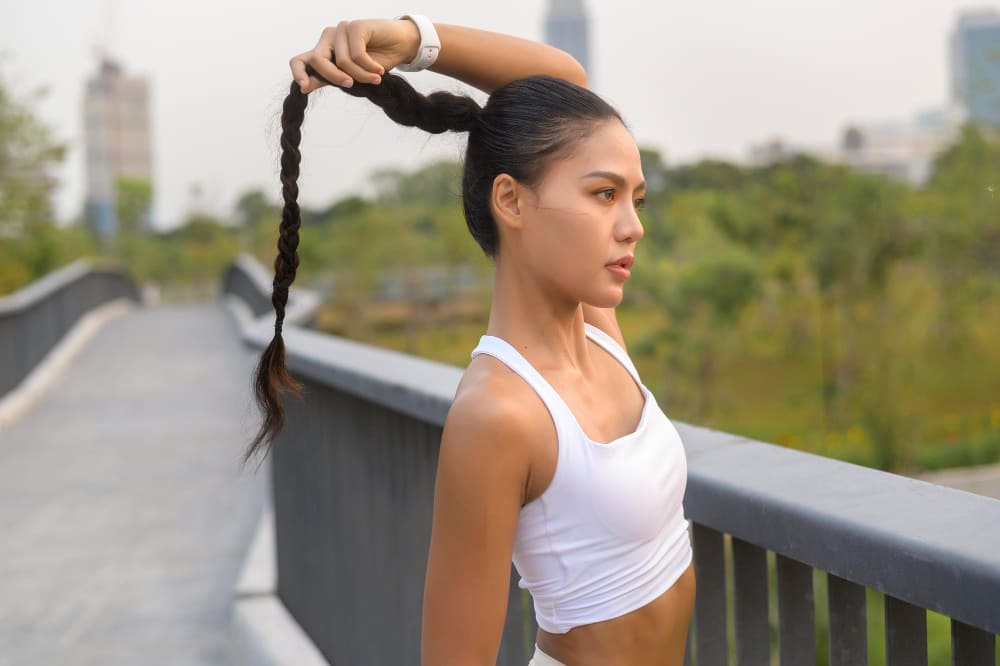 mulher fitness com rabo de cavalo para proteger o cabelo do suor (2)